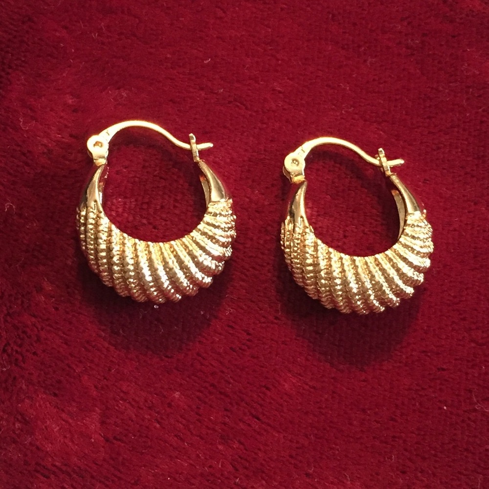 18 KARAT YELLOW GOLD FILLED WAVY HOOP EARRINGS